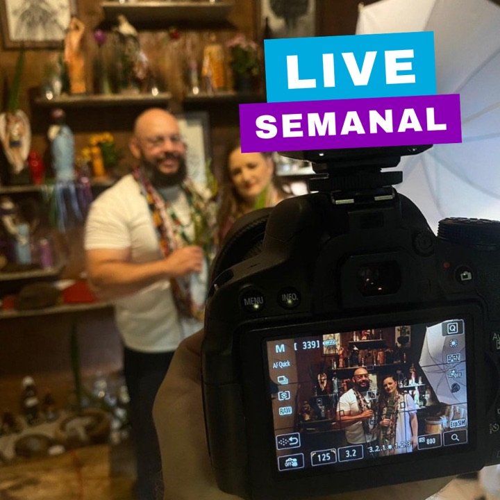 Amely e Gustavo sendo filmados para a live semanal, dentro da loja